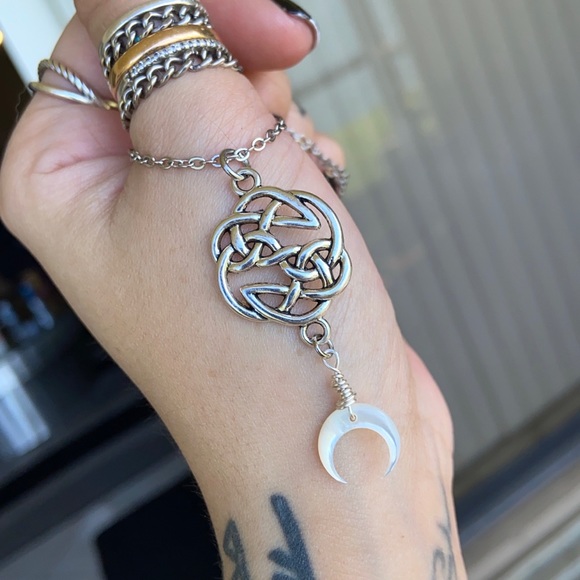 Celtic knot charm & mother of pearl moon - Picture 5 of 11
